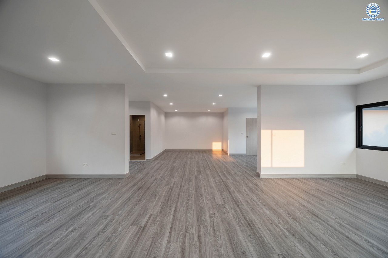 บ้านมือสองตกแต่งใหม่ โครงการ กฤษดานคร20 ปิ่นเกล้า-บรมราชชนนี เนื้อที่ 118 ตร.ว. พื้นที่ใช้สอย 612.6 ตร.ม. พร้อมฟังก์ชันจัดเต็ม 4 ห้องนอน 4 ห้องน้ำ 1 ห้องแม่บ้าน จอดรถได้ 3 คัน บนทำเลเชื่อมต่อเมืองอย่างรวดเร็ว ใกล้ทางคู่ขนานลอยฟ้าบรมราชชนนี ทางด่วน "กาญจนาภิเษก" ม.มหิดล เซ็นทรัลปิ่นเกล้า และตลาดสดธนบุรี